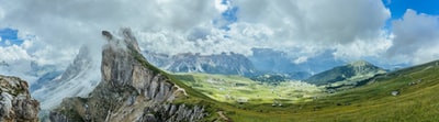 白天蓝天下青山灰山